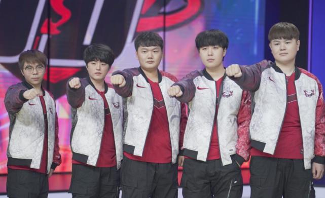 它以精确性 它以精确性